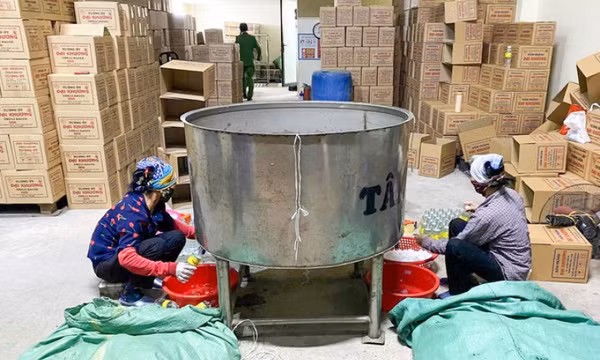 Khởi tố, bắt tạm giam chủ cơ sở pha axit acetic với nước làm 'giấm trắng 100% tự nhiên'