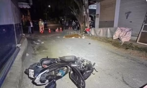 Xe máy đâm vào cây si trên vỉa hè ở Hải Phòng, thanh niên 23 tuổi tử vong