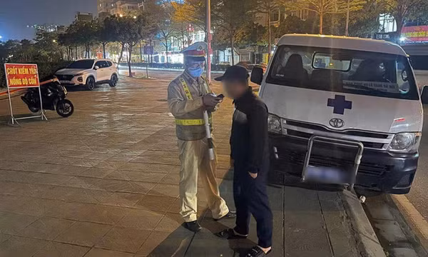 Tài xế vi phạm nồng độ cồn, xe nhà tang lễ ở Hà Nội bị niêm phong
