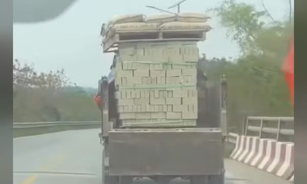 Nữ tài xế xe tải bị phạt 33 triệu đồng vì chở hàng như làm "xiếc"