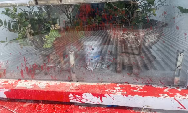Vay 15 triệu đồng từ thông tin ở tờ rơi, trả 45 triệu đồng vẫn bị tạt sơn