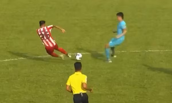 Bùi Xuân Quý lãnh thẻ đỏ vì 'ăn chân' cầu thủ Xuân Thiện Phú Thọ