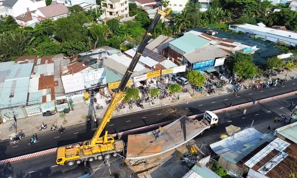 Dòng xe ken đặc trên cầu Kênh Tẻ sau tai nạn giữa xe đầu kéo và xe rác khiến tài xế tử vong