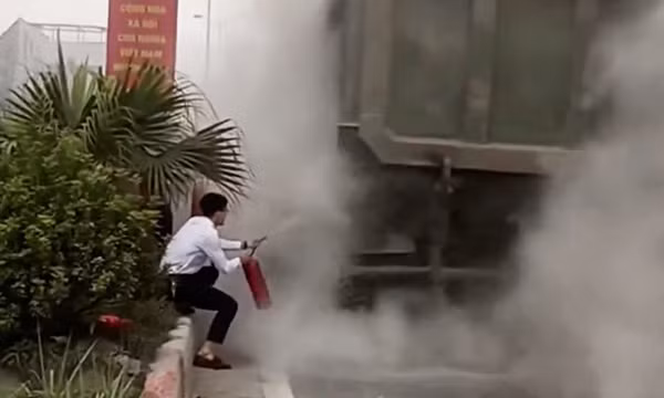 Bánh xe tải bốc cháy, người dân chạy theo để dập lửa