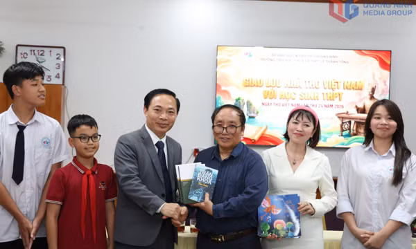 Ngày Thơ Việt Nam lần thứ 24: Các tác giả đi thực tế sáng tác và giao lưu với giáo viên, học sinh
