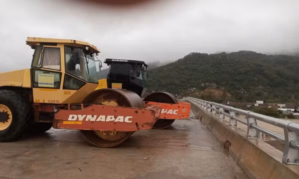Giải cứu 14 công nhân đói khát nhiều ngày trên công trường cao tốc