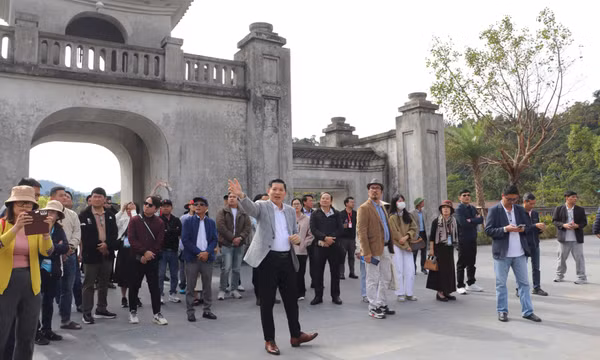 Các đơn vị, doanh nghiệp khảo sát điểm du lịch nổi tiếng của Quảng Ninh
