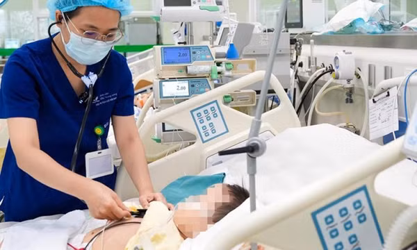 Bé trai 2 tuổi suy hô hấp nặng do uống nhầm dầu thắp đèn