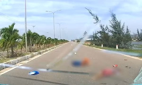 Taxi va chạm xe máy ở Gia Lai, mẹ tử vong, con bị thương nặng