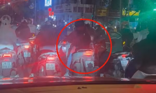 Nam thanh niên đi xe SH che biển số bị CSGT Hà Nội phạt 12 triệu đồng