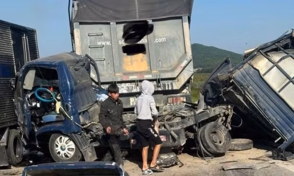 Tai nạn liên hoàn trên cao tốc Diễn Châu - Mai Sơn, nhiều phương tiện hư hỏng nặng
