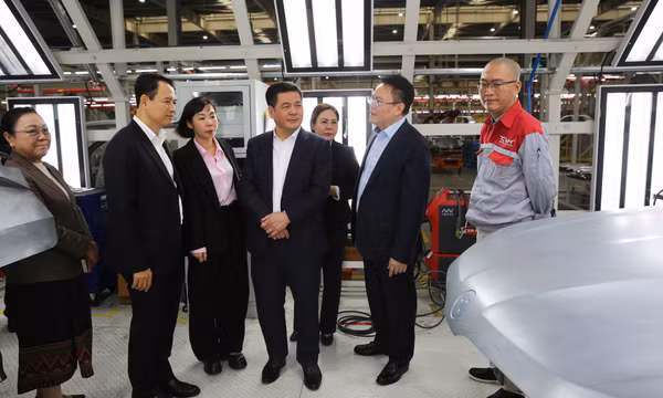 Bộ trưởng Bộ Công Thương hai nước Việt Nam - Lào thăm, làm việc tại Nhà máy sản xuất ô tô Thành Công Việt Hưng