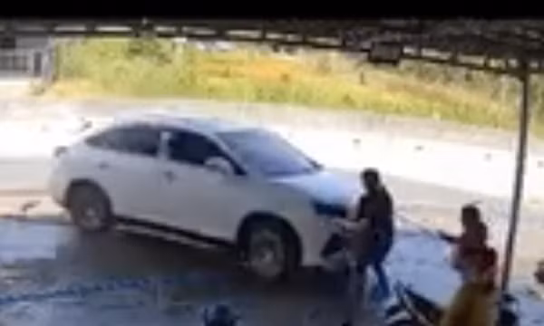 Bắt ngay nghi phạm em trai lái ô tô đâm vào nhà chị ruột, tông chết em mình