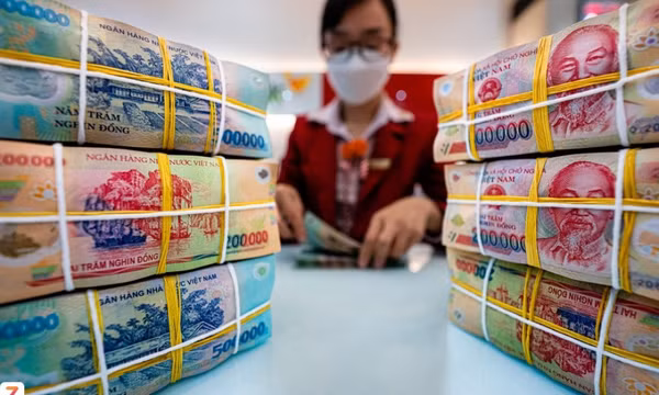 Vì sao ngân hàng dồn dập tăng lãi suất tiết kiệm?