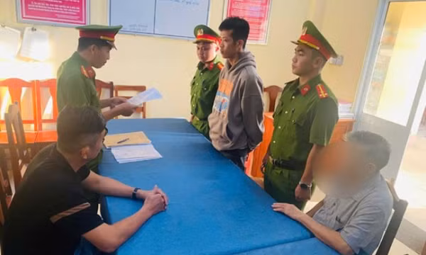 Đi tiểu trước nhà người khác lúc say rượu, thanh niên bị đâm trọng thương