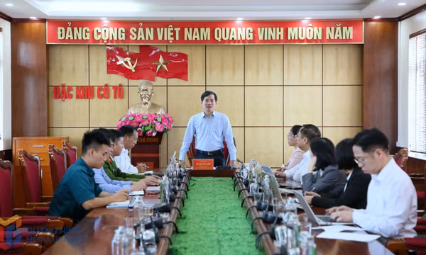 Phó Bí thư Tỉnh uỷ Vũ Quyết Tiến làm việc với Ban Thường vụ Đảng uỷ đặc khu Cô Tô