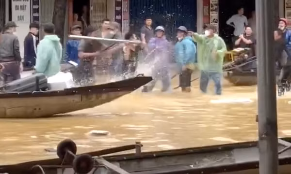Chủ ghe thuyền giành khách, đánh nhau giữa phố ngập lụt ở Huế, công an vào cuộc