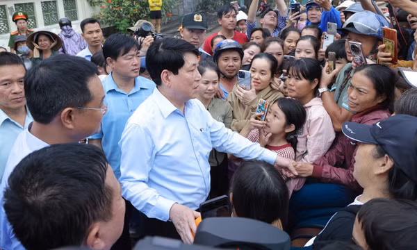 Chủ tịch nước Lương Cường thăm hỏi bà con vùng lũ tại Đà Nẵng