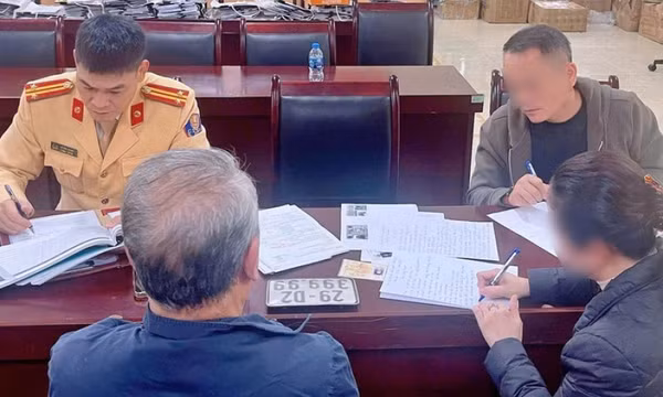 Cảnh sát thông tin về 2 chiếc xe máy có biển số giống nhau cùng xuất hiện trên đường