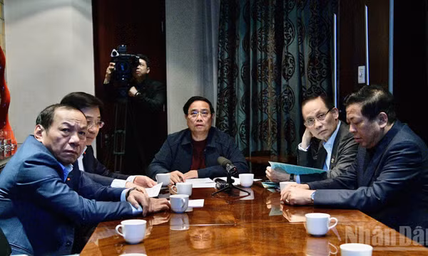 Thủ tướng Phạm Minh Chính chủ trì cuộc họp khẩn trực tuyến từ Nam Phi về ứng phó mưa lũ, thiên tai