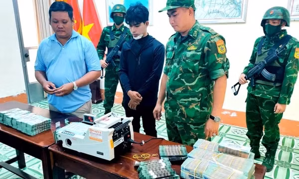 Thanh niên ôm thùng tiền hơn 7 tỉ đồng định qua biên giới