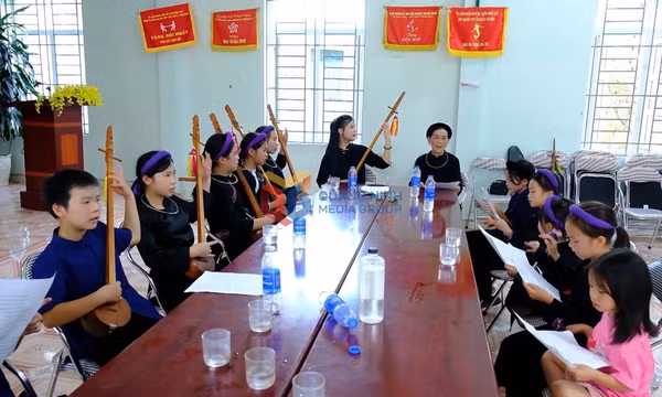 Duy trì làn điệu dân gian cho trẻ em vùng cao
