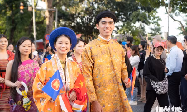 Du khách nước ngoài ngỡ ngàng trước màn diễu hành áo dài, cổ phục trên phố đi bộ hồ Gươm
