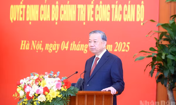 Tổng Bí thư Tô Lâm trao các quyết định của Bộ Chính trị về công tác cán bộ