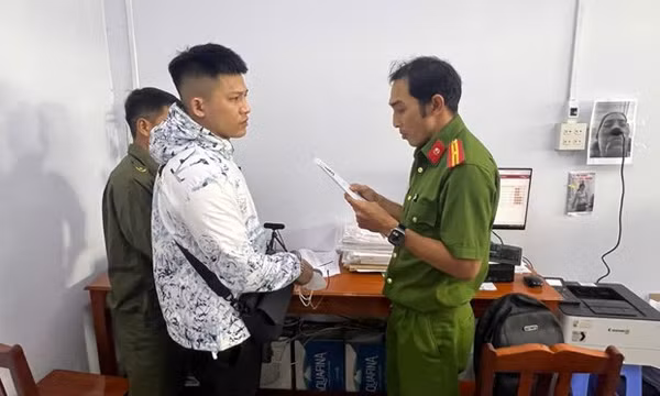 Lên xã làm thủ tục hành chính, đối tượng mang lệnh truy nã bị bắt