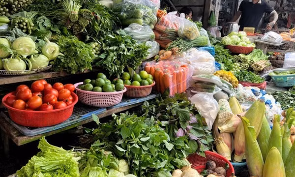 Hàng thực phẩm, tiêu dùng thiết yếu đua nhau tăng giá