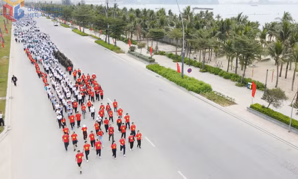 Gần 10.000 người tham gia chương trình “Bước chân bên bờ di sản”