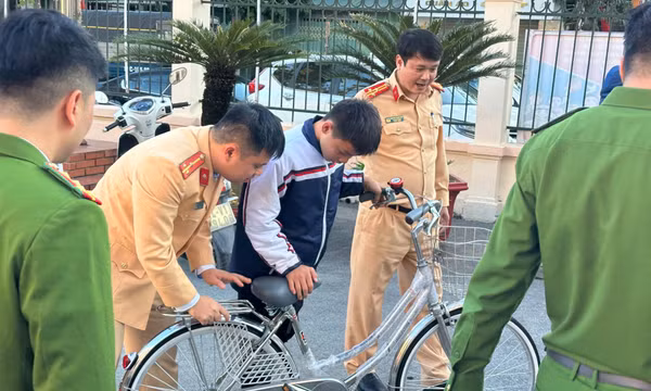 Phòng Cảnh sát giao thông tặng quà cho trẻ em khó khăn xã Quảng La