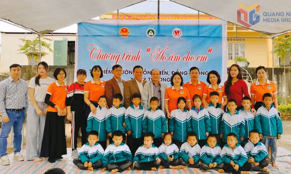 Tặng áo ấm cho học sinh vùng cao xã Kỳ Thượng