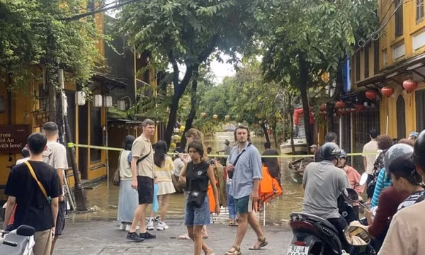 Lụt dâng cao trở lại, phố cổ Hội An vẫn nườm nượp khách