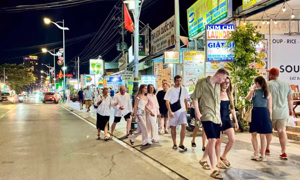 Mũi Né nhộn nhịp khách Tây đầu mùa cao điểm trú đông