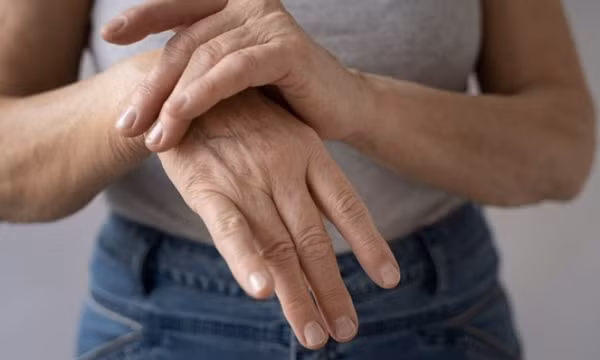 7 cách tự nhiên giúp kiểm soát cơn đau viêm khớp khi trời lạnh tại nhà