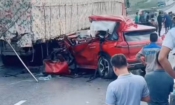 Tai nạn trên cao tốc giữa xe tải và xe con, 1 người tử vong, một số người khác bị thương nặng