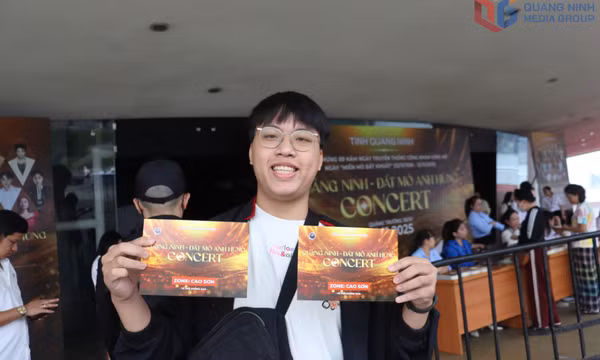 Người dân xếp hàng trật tự đổi vé concert "Quảng Ninh - Đất mỏ anh hùng"