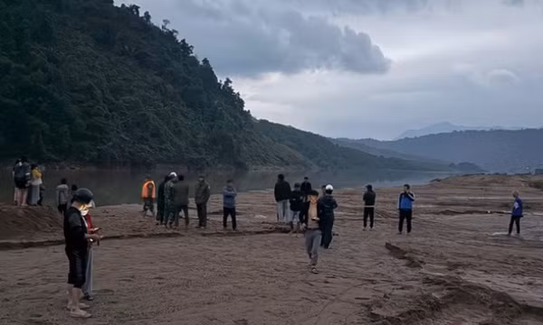 Thi thể nghi là tài xế xe đầu kéo bị cuốn trôi được tìm thấy cách xa hơn 30km