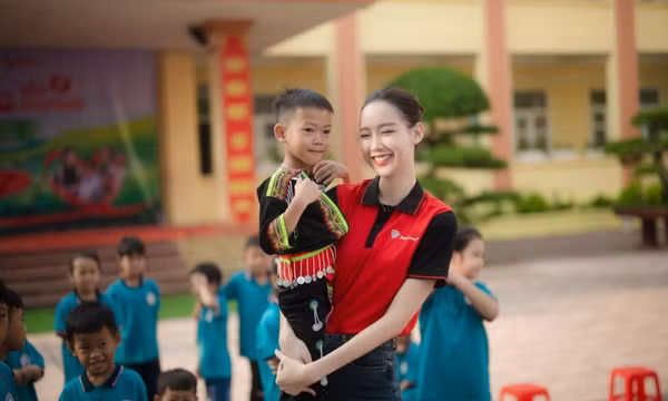 Chuyến xe mang “ánh nắng” đến với học sinh khó khăn của tỉnh Quảng Ninh