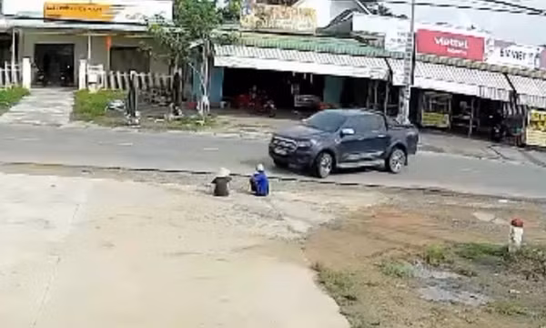 2 cụ già ngồi ven đường chờ xe buýt thì bị ôtô cán qua người
