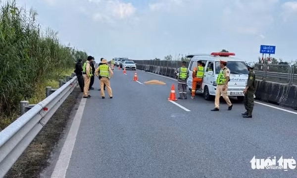 Phát hiện thi thể người nước ngoài trên mặt đường cao tốc Trung Lương - Mỹ Thuận