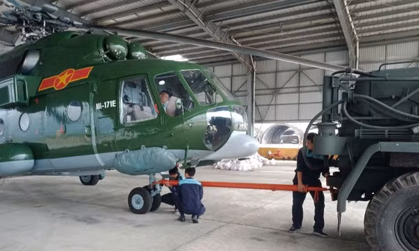 Trực thăng Mi-17 cất cánh bay vào vùng lũ Đắk Lắk cứu trợ nhân dân