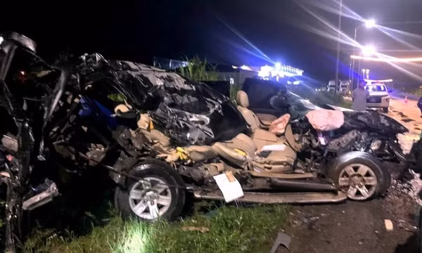Tai nạn liên hoàn giữa 3 ô tô, một xe bẹp dúm, tài xế bị thương nặng
