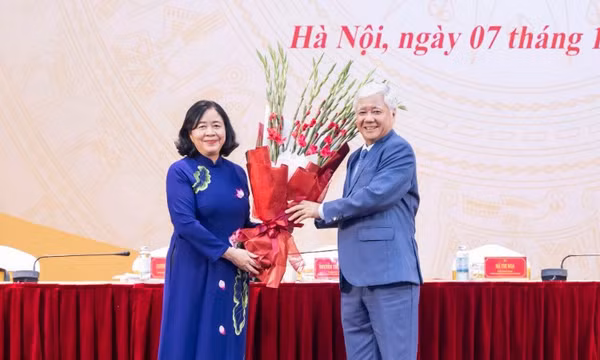 Đồng chí Bùi Thị Minh Hoài giữ chức Chủ tịch Ủy ban Trung ương Mặt trận Tổ quốc Việt Nam khóa X