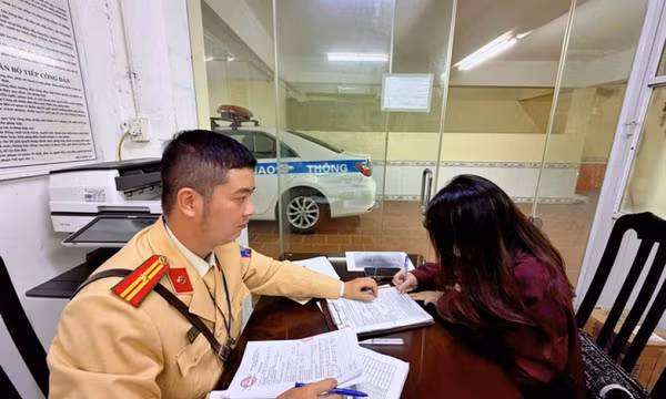 Trời mưa, đường trơn lại chạy ô tô ngược chiều, nữ tài xế bị phạt 19 triệu