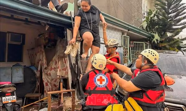Philippines: Thêm hàng chục người thiệt mạng do bão Kalmaegi - Rơi trực thăng quân sự khi đang làm nhiệm vụ cứu trợ