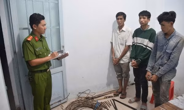Bắt quả tang 3 đối tượng cắt trộm dây điện lúc rạng sáng