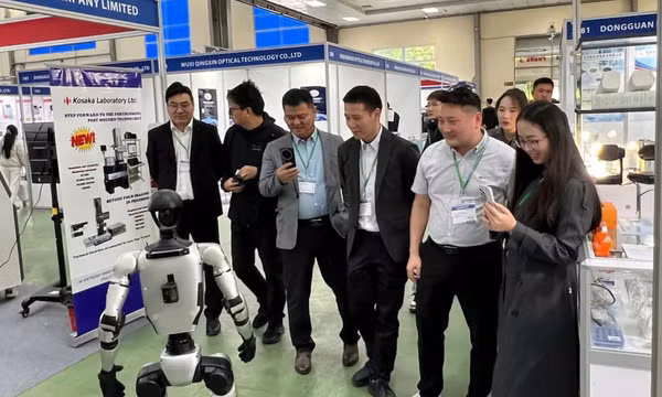 Xem robot hình người trình diễn vẫy tay, ôm thân thiện tại Triển lãm GEIMS Việt Nam 2025