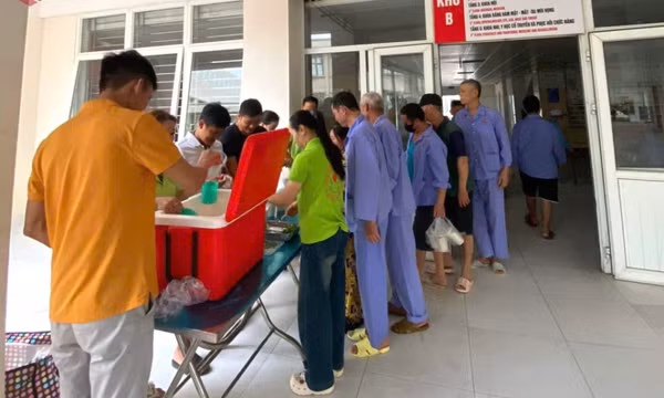 Ấm lòng bát cháo nghĩa tình